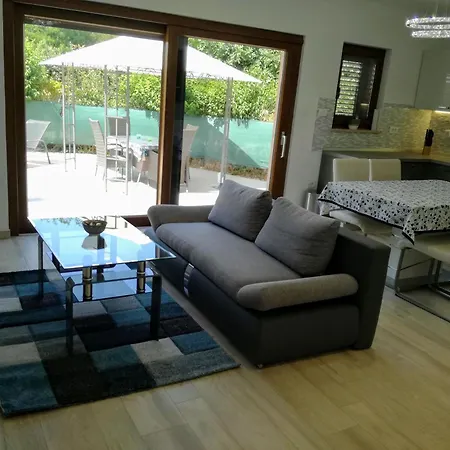 House Klaudio Nyaraló