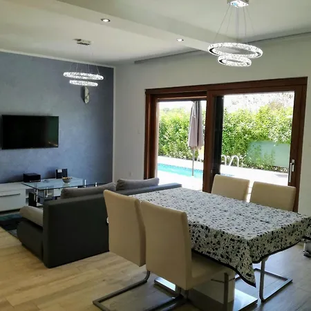 House Klaudio Nyaraló